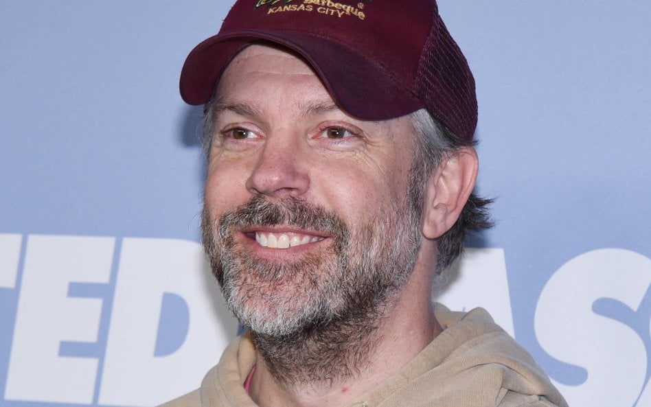 Kibiców przywita Ted Lasso, czyli aktor Jason Sudeikis