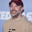 Kibiców przywita Ted Lasso, czyli aktor Jason Sudeikis
