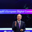Prezes Microsoftu Brad Smith przemawia podczas przemówienia otwierającego w Brukseli.