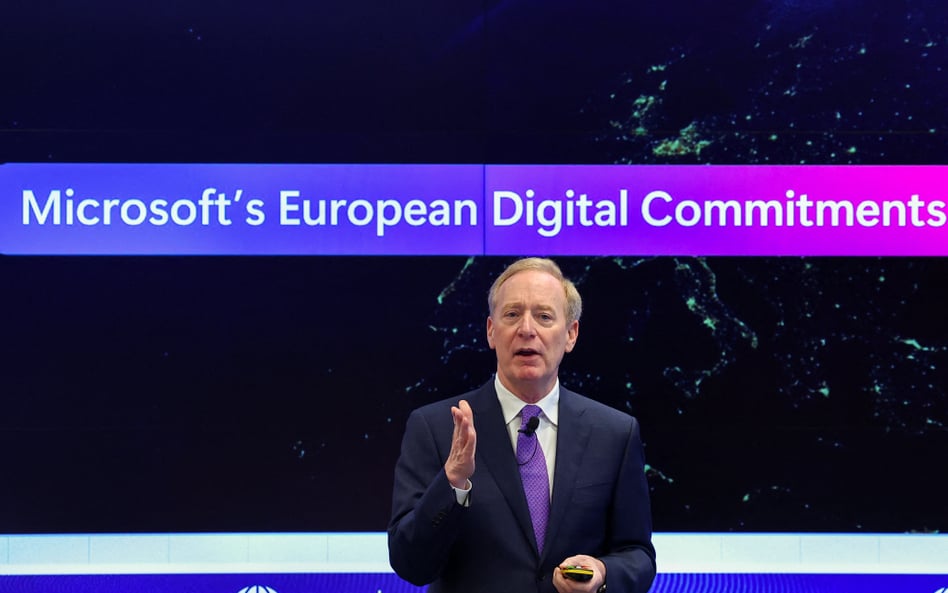 Prezes Microsoftu Brad Smith przemawia podczas przemówienia otwierającego w Brukseli.