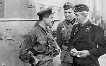 Spotkanie okupantów we wrześniu 1939 r. Na zdjęciu Sowieci i Niemcy.