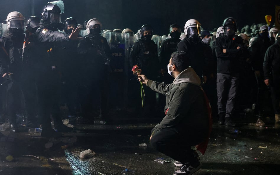 Turcja: Na ulicach Stambułu znów dziesiątki tysięcy demonstrantów