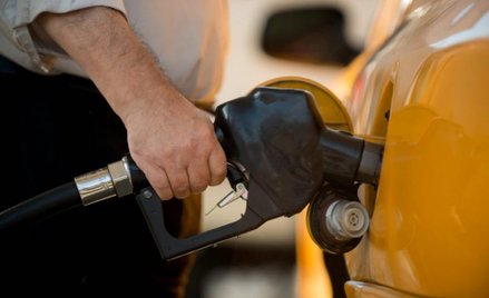 Spadające ceny paliwa w Polsce są wynikiem światowych trendów w cenach benzyny i ropy naftowej oraz 