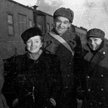 Hanka Ordonówna (druga z lewej) w Buzułuku. 1942 rok