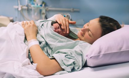 Poród w szpitalu kosztuje znacznie więcej, niż płaci za niego NFZ. To m.in. skutek wzrostu płac leka
