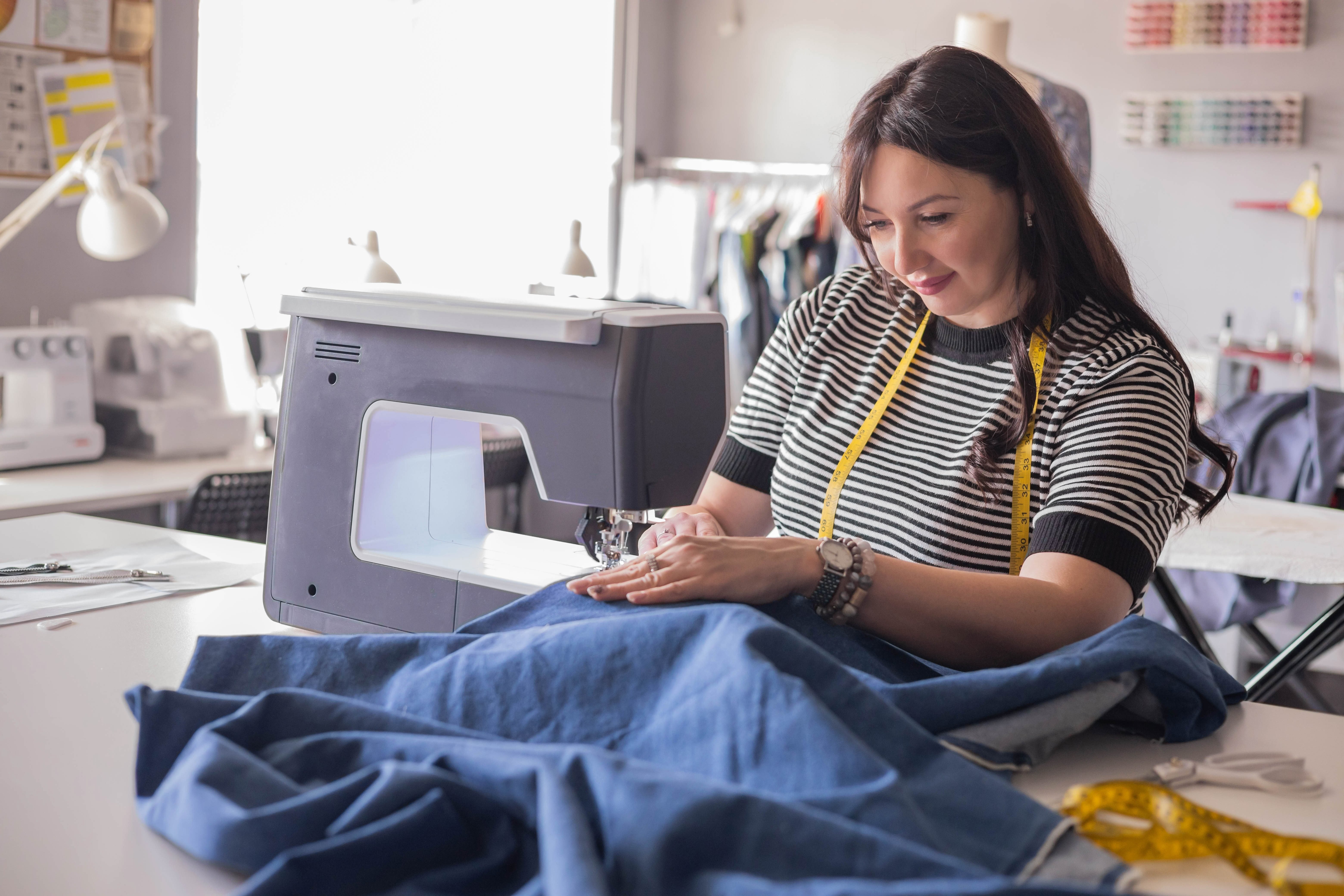 Polki rewolucjonizują usługi krawieckie. Zrozumiały pokolenie Z i zarabiają