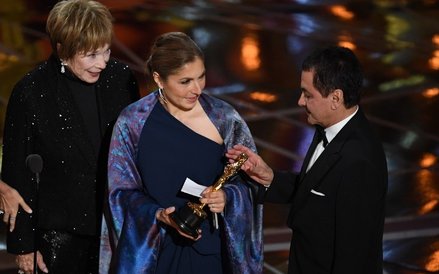 Anousheh Ansari odbiera Oscara w imieniu reżysera "Klienta".
