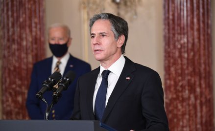 Sekretarz stanu Antony Blinken. W tle prezydent Joe Biden