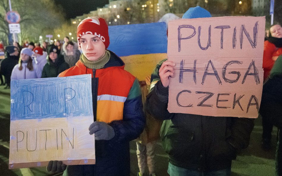 Nakaz aresztowania wydany, ale Haga wciąż czeka na rosyjskiego dyktatora. Na zdjęciu demonstracja w 