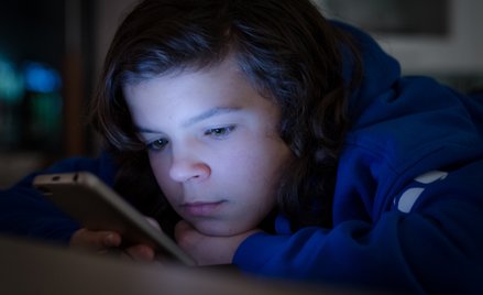 Polacy dostrzegają problem nadmiernej aktywności dzieci i młodzieży w portalach społecznościowych