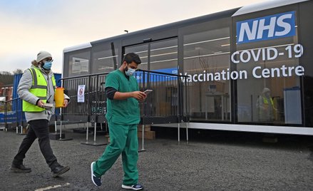Pracownicy punktu szczepień na COVID-19 w Blackburn w Anglii