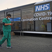 Pracownicy punktu szczepień na COVID-19 w Blackburn w Anglii