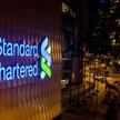 The Guardian. Szef Standard Chartered dostanie mniej