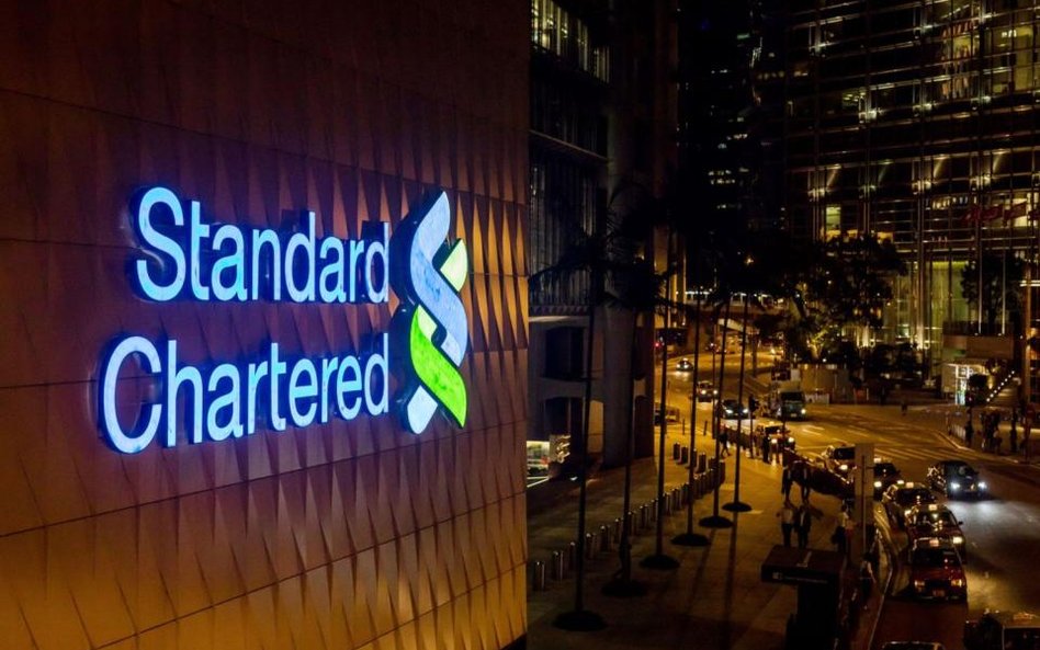 The Guardian. Szef Standard Chartered dostanie mniej
