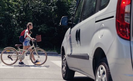 Pierwszeństwo przysługuje wyłącznie rowerzystom, którzy już znajdują się na przejeździe, a nie dopie