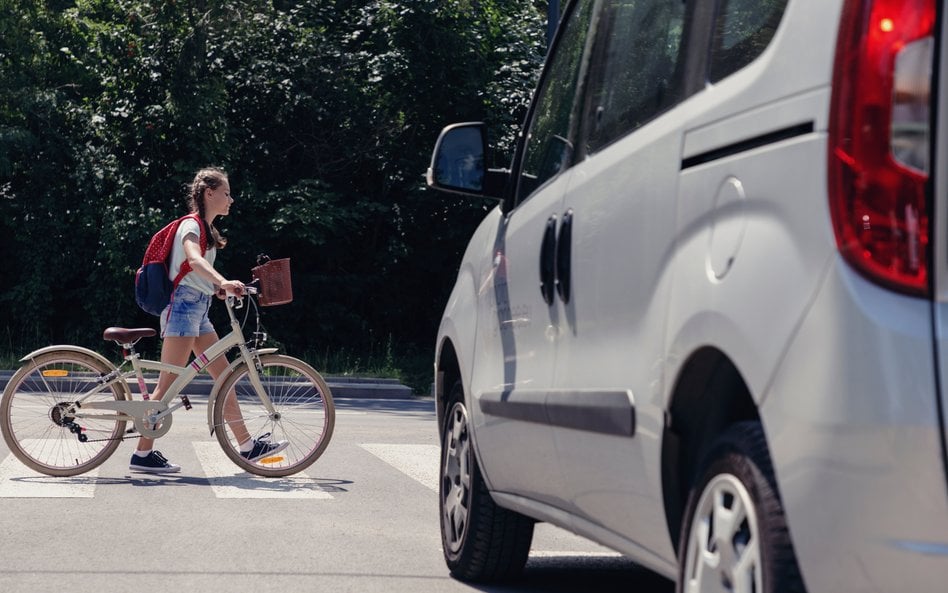 Pierwszeństwo przysługuje wyłącznie rowerzystom, którzy już znajdują się na przejeździe, a nie dopie
