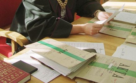 Jedni sędziowie pracują po kilkanaście godzin na dobę, inni wychodzą do domu już o 15. Jedni mają sz