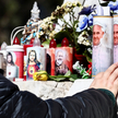 Wierni z różnych krajów przybywają pod rzymską Poliklinikę Gemelli, gdzie przed pomnikiem Jana Pawła