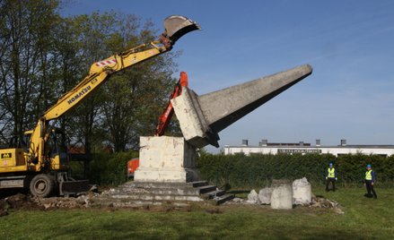 Demontaż "pomnika wdzięczności Armii Czerwonej" w Głubczycach