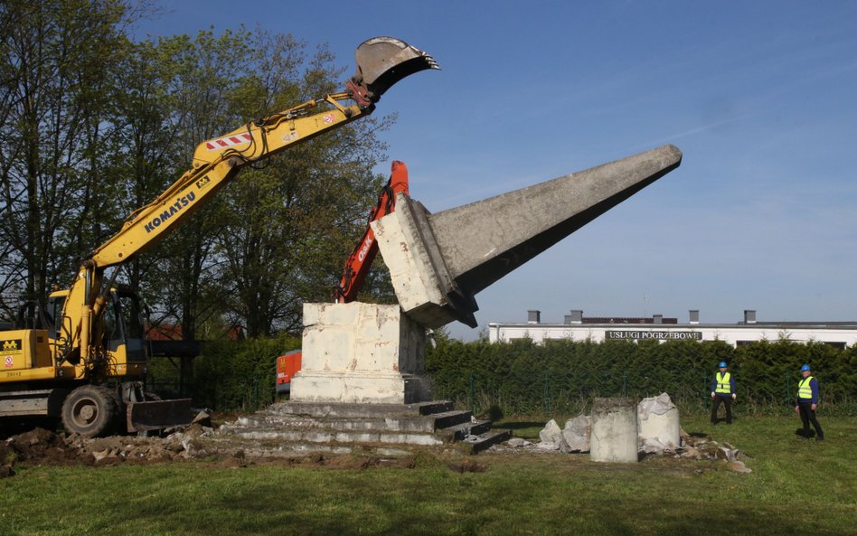 Demontaż "pomnika wdzięczności Armii Czerwonej" w Głubczycach