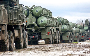 Systemy obrony przeciwpowietrznej S-400 sprowadzono z Rosji i rozstawiono pod Brześciem. Pokrywają z