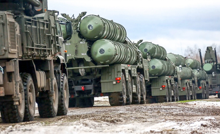 Systemy obrony przeciwpowietrznej S-400 sprowadzono z Rosji i rozstawiono pod Brześciem. Pokrywają z