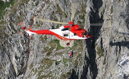 23 turystów sprowadzonych śmigłowcem znad Pięciu Stawów
