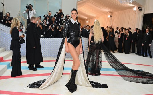 Kendall Jenner, jedna z najbardziej popularnych modelek i influencerek, podczas MET Gali.