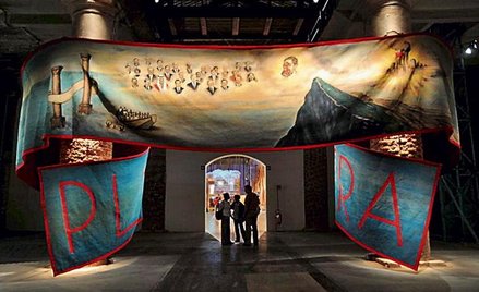 Goshka Macuga, polska artystka mieszkająca w Londynie, pokazała w Wenecji pracę „Plus Ultra”