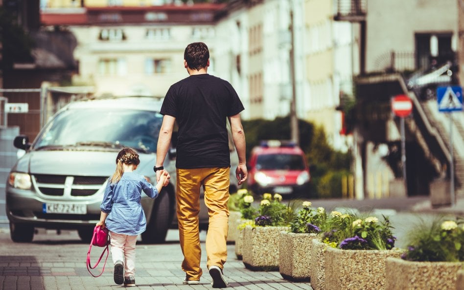 Ojcowie coraz częściej korzystają z urlopów rodzicielskich