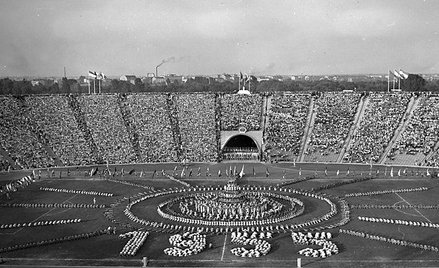 Otwarcie Stadionu Dziesięciolecia. Za chwilę rozegrany zostanie pechowy mecz