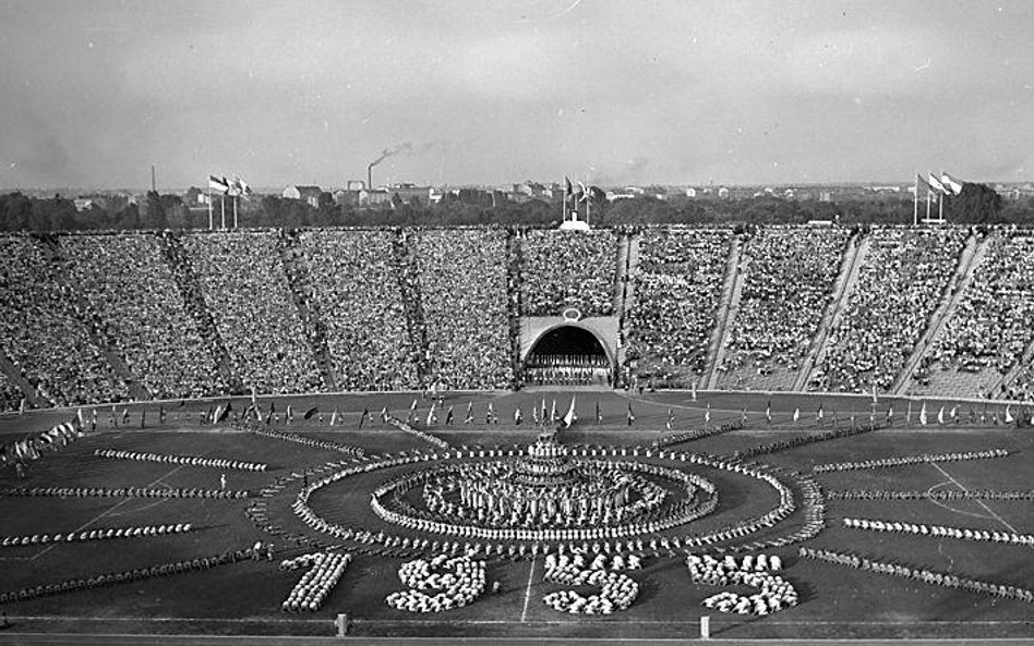 Otwarcie Stadionu Dziesięciolecia. Za chwilę rozegrany zostanie pechowy mecz