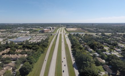 Matka zginęła w wypadku. Dzieci przez dwa dni były w aucie