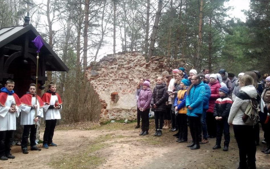 Kalwaria Miadziolska (Białoruś) na zdjęciu widać ruiny kaplicy, zbudowanej w czasie II RP.