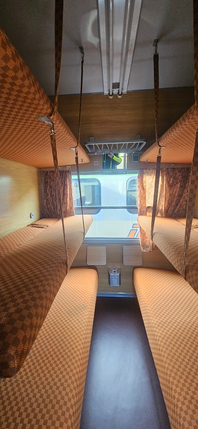 Kuszetka w miodowych barwach jak nowa