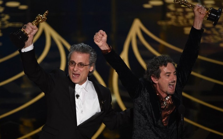 Oscar za najlepszy montaż dźwięku - Mad Max: Na drodze gniewu. Nagrodę odbierają Mark Mangini i Davi