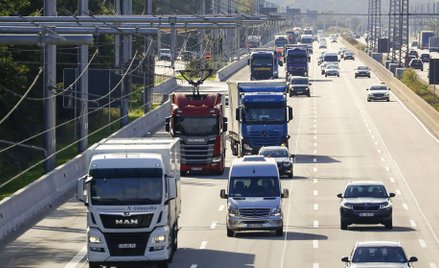 Elektryczna autostrada dla ciężarówek zasilanych z trakcji nad jezdnią testowana jest w Niemczech