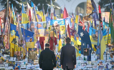 Wołodymyr Zełenski i Mark Rutte oddają hołd poległym ukraińskim żołnierzom