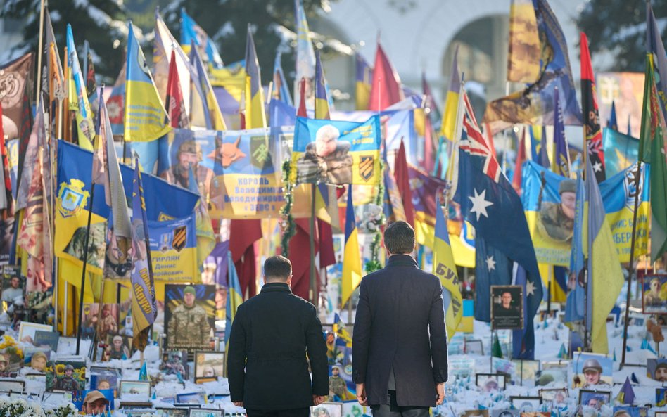 Wołodymyr Zełenski i Mark Rutte oddają hołd poległym ukraińskim żołnierzom