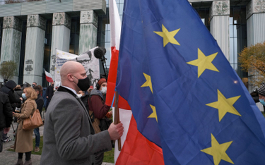Sędzia Bartłomiej Starosta (C) podczas zgromadzenia przed budynkiem Sądu Najwyższego w Warszawie