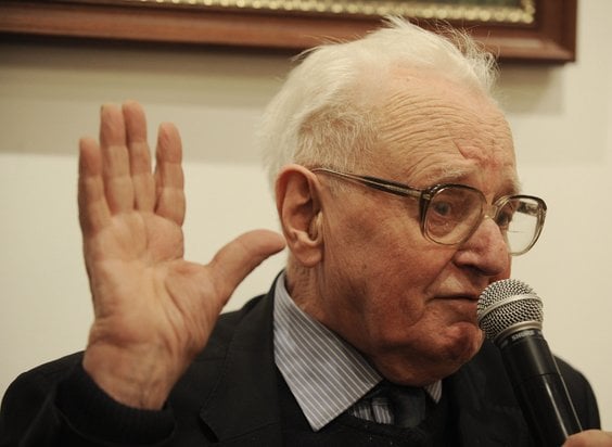 Andrzej Wielowieyski podczas wydarzenia z okazji 80. rocznicy urodzin Jacka Kuronia, 1 kwietnia 2014