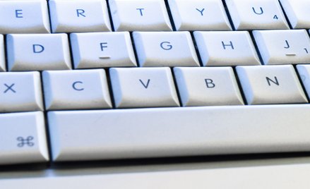 Co zabija demokrację? Algorytmy rządzące Internetem