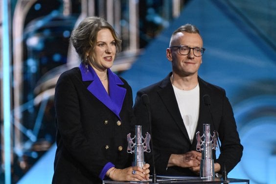 Nagrodzeni Srebrnymi Lwami za film „Powiedz mi co czujesz” reżyser Łukasz Ronduda i producentka Nata