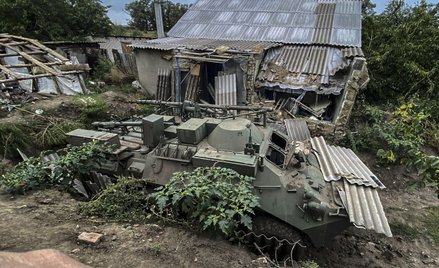 Rosyjski czołg na przedmieściach Iziumu