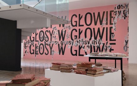 Jadwiga Sawicka, instalacja w ramach wystawy zbiorowej "Mam to z głowy".