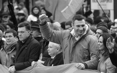 Jarosław Kaczyński na kijowskim Majdanie, w obecności Ołeha Tiahnyboka (z lewej) i Witalija Kliczki,