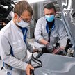 Po restarcie produkcji w fabryce Volkswagena w Zwickau pracownicy montowni muszą stosować odpowiedni