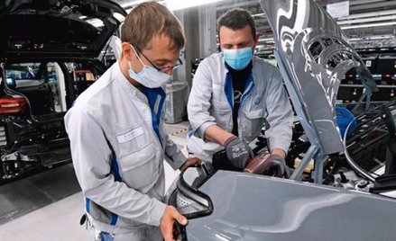 Po restarcie produkcji w fabryce Volkswagena w Zwickau pracownicy montowni muszą stosować odpowiedni