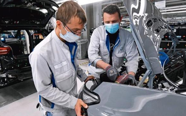 Po restarcie produkcji w fabryce Volkswagena w Zwickau pracownicy montowni muszą stosować odpowiedni