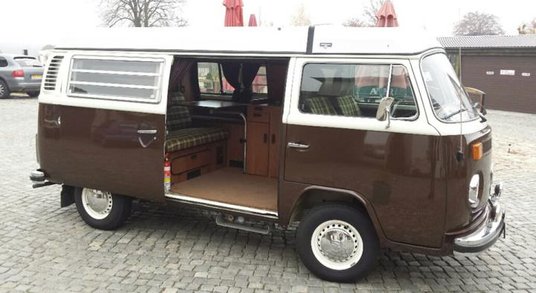 Volkswagen Transporter T2 Westfalia Champagne w całej okazałości, tak prezentuje się na kempingu.
